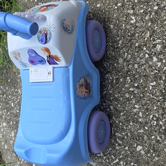 Disney Frozen 2 Lights N Sounds Ride Toy Car - Picture 6 of 10